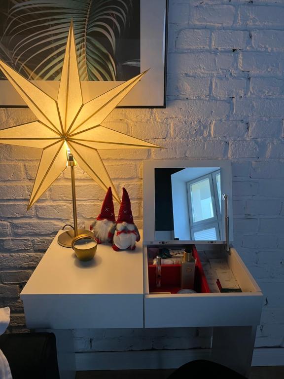 a table with a star lamp and a mirror at Piotrkowska 37 - Green Leaf in Łódź