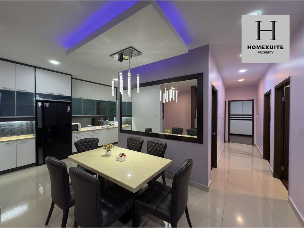 Кухня или мини-кухня в Homexuite Vacation at Utama South 3
