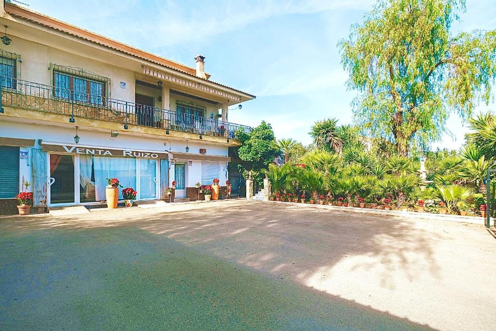 una calle vacía frente a un edificio en Estudio Único Venta Ruizo con Piscina Wifi y Parking cerca de el Castillo, en Lorca