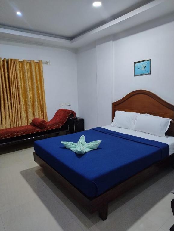 Un dormitorio con una cama grande con una manta azul. en dream home, en Thekkady