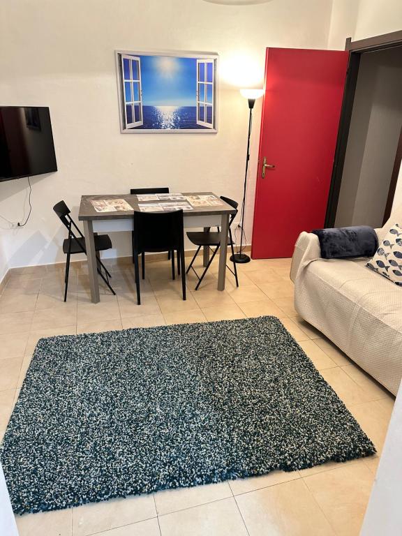 een woonkamer met een tafel en een rode deur bij Nala & Leo central Seaview Apartment in Lerici