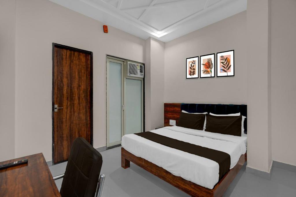 a bedroom with a bed and a desk and a window at Super Hotel O Kota Railway Junction Formerly Formerly Aagam Inn in Kota