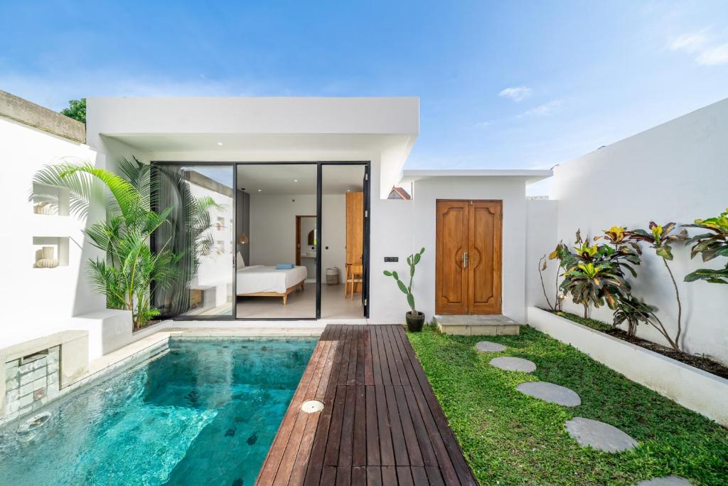 une piscine dans l'arrière-cour d'une villa dans l'établissement Harmony A29-Peaceful 1BR Retreat, à Seminyak