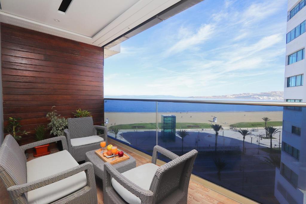 uma varanda com vista para o oceano em Relax & Sea View à 2 Pas de la Marina em Tânger