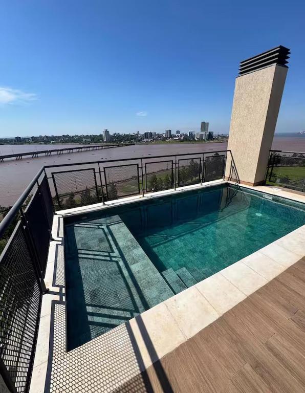 uma piscina no topo de um prédio em Edificio Zuba 11 Hermoso Apartamento de 2 Habitaciones en Encarnacion! em Caña de Castilla
