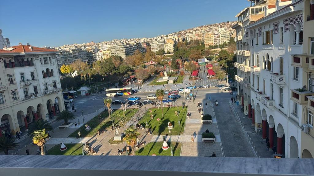 een luchtzicht op een straat met gebouwen bij Aelia Luxury Living 2 in Thessaloniki