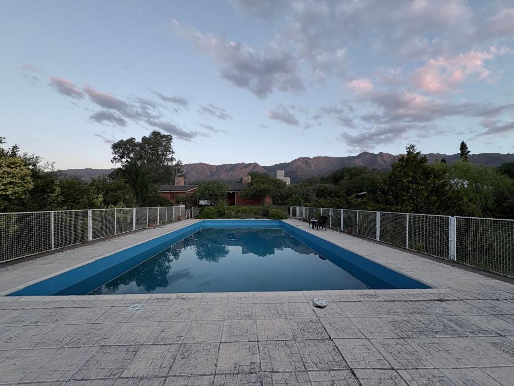 Cabañas Ayllu في لاس رابوناس: مسبح على فناء فيه جبال في الخلف