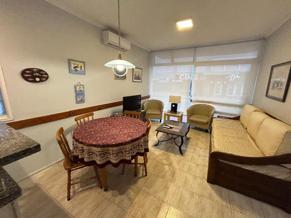 ED. EL ARANZAL في بونتا دل إستي: غرفة معيشة بها طاولة وأريكة