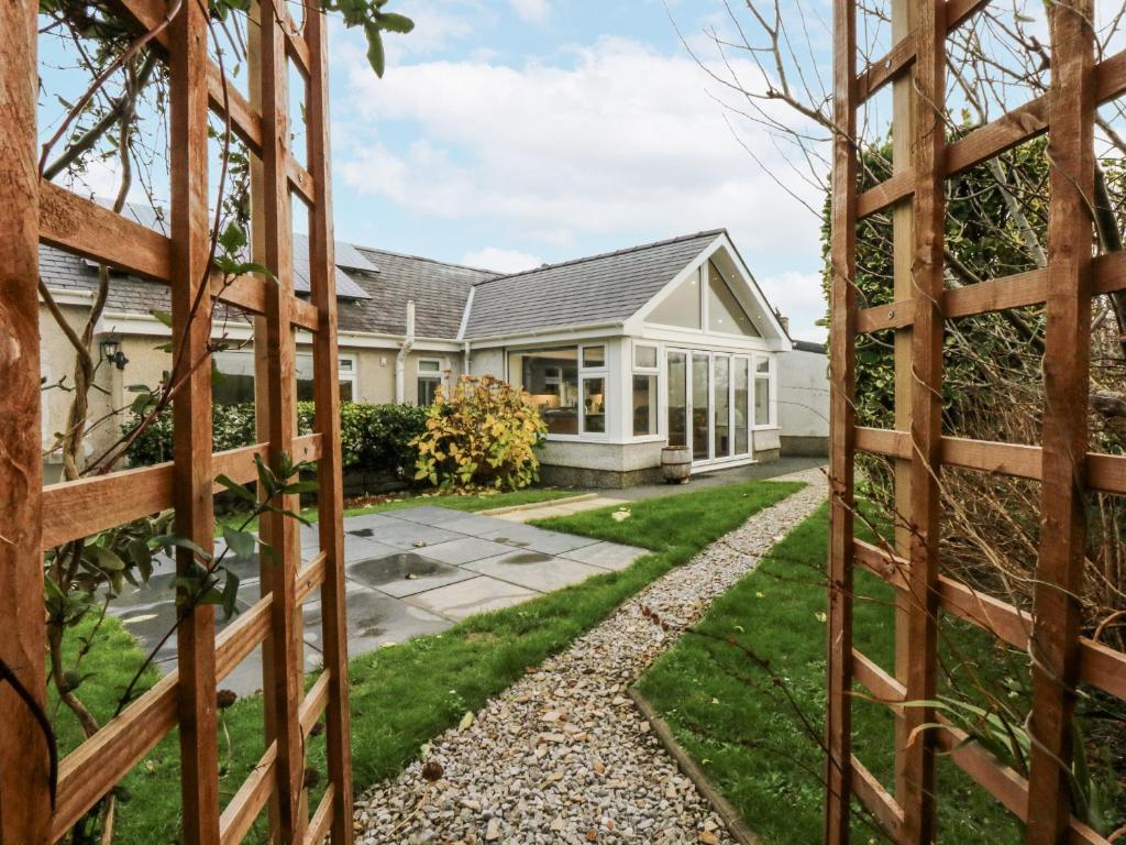 a house viewed through a fence at Benlli in Pwllheli