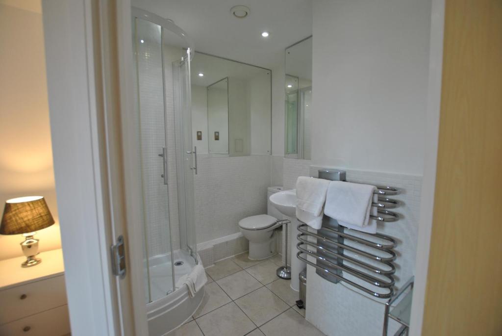 Two Bed Two Bath Apartments at Pavilions by Accommodation Windsor Ltd - 两卧室家庭公寓