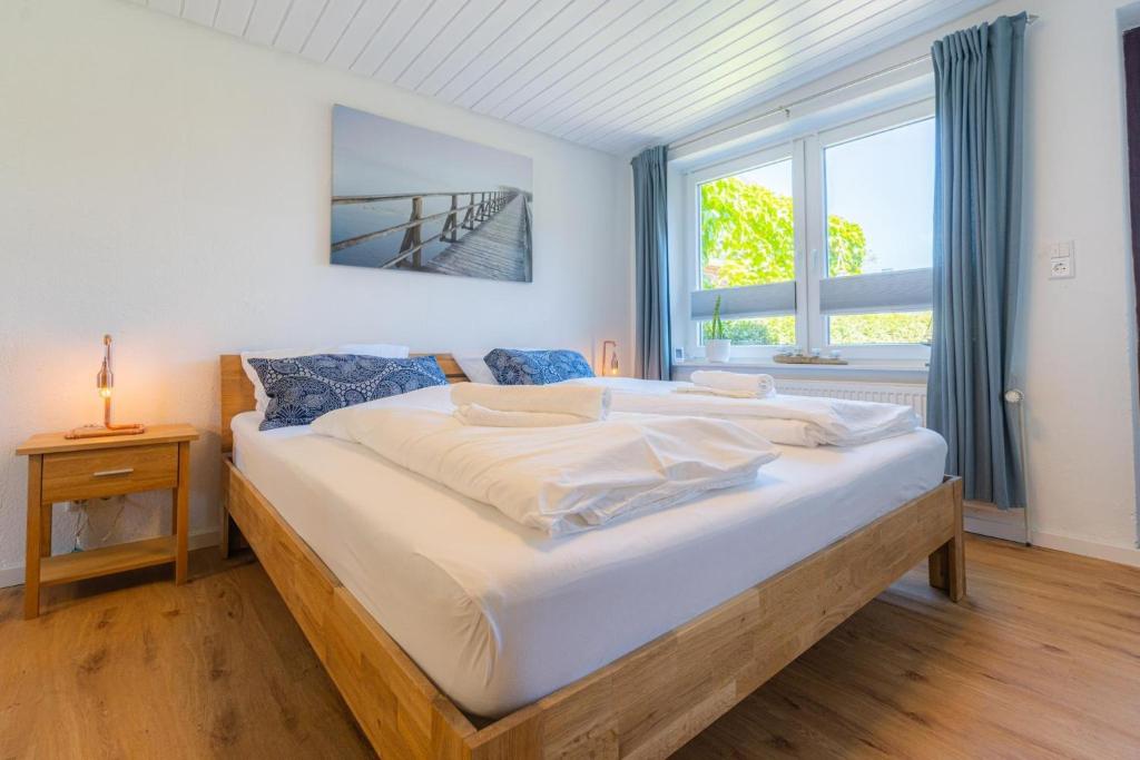 En eller flere senge i et værelse på Indivuduelle-Ferienwohnung-Mien-Kajuet