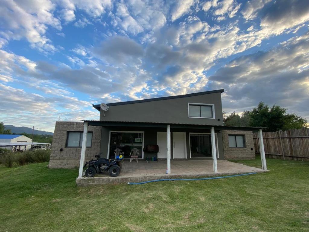 ein Haus mit einem Motorrad, das davor geparkt ist in der Unterkunft Villa Guillermina in Villa Giardino