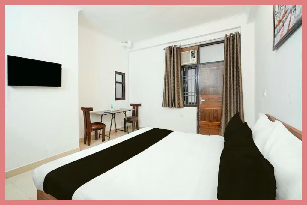 Ένα ή περισσότερα κρεβάτια σε δωμάτιο στο Hotel NP Residency Near - Sri Krishna Janmabhoomi Temple- Restaurant & Parking &Fully Air conditioning Luxuary Room - Top Rated Hotel In Mathura