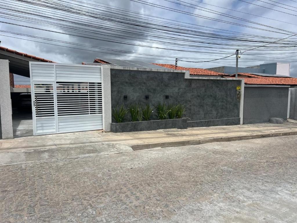 Piranhas casa de temporada في ببرانا: مبنى فيه باب جراج وبعض النباتات