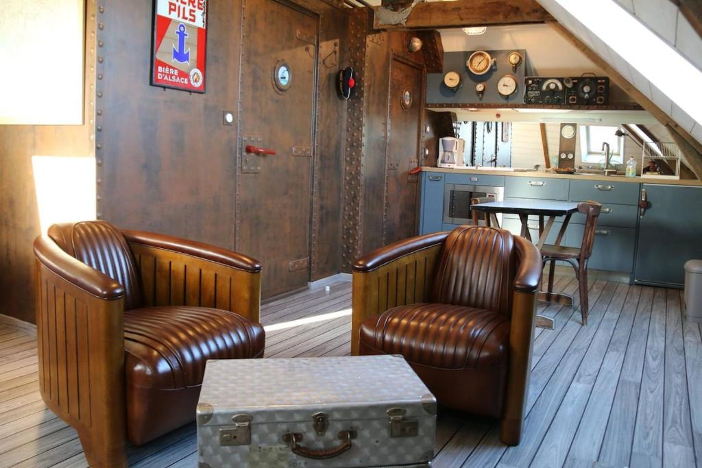 un soggiorno con due sedie e un tavolo di Ti Melen a Carnac