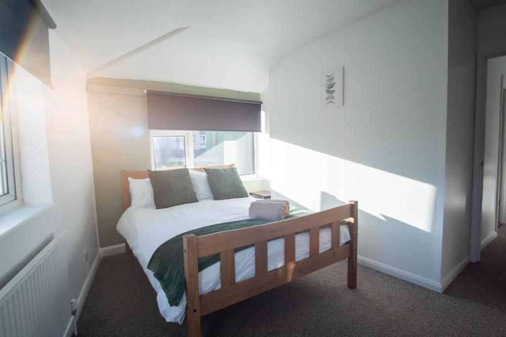 En eller flere senge i et værelse på Central Location, canal side and pool table