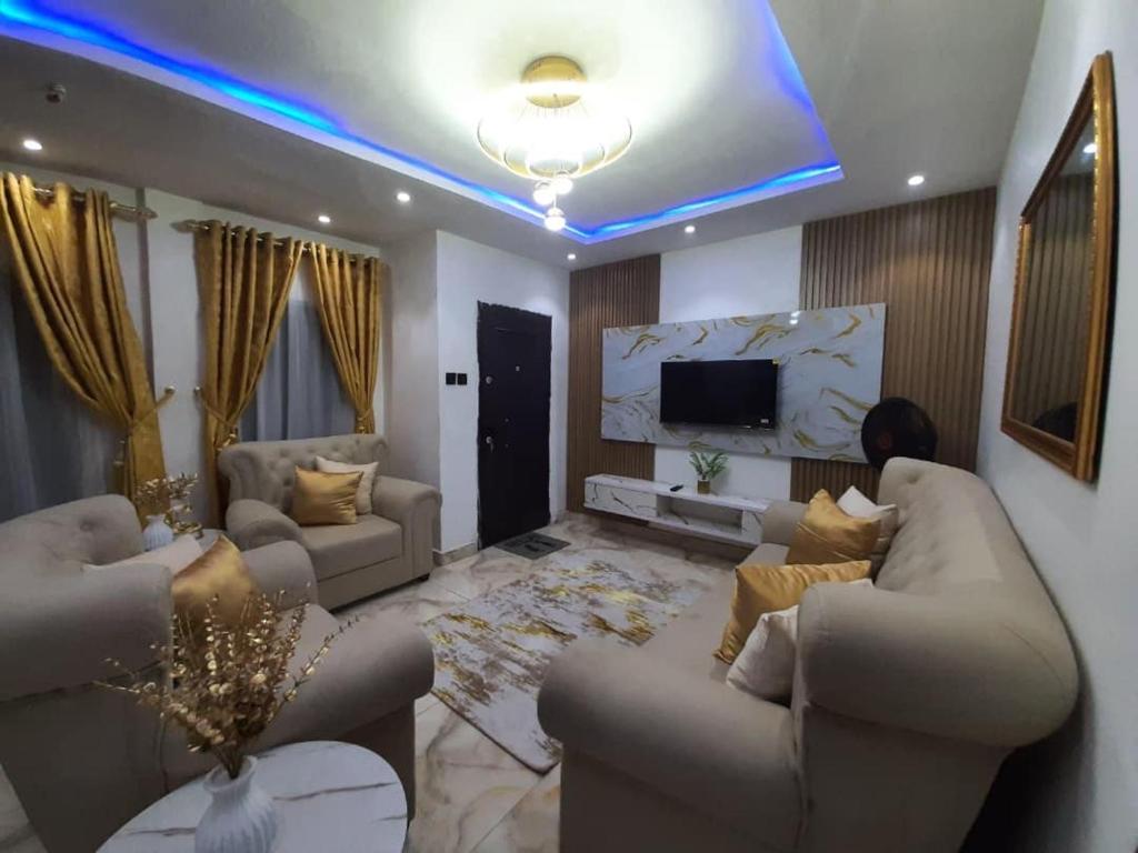 Телевизор и/или развлекательный центр в 1 Bedroom Luxury Apartment with Lounge & Kitchen