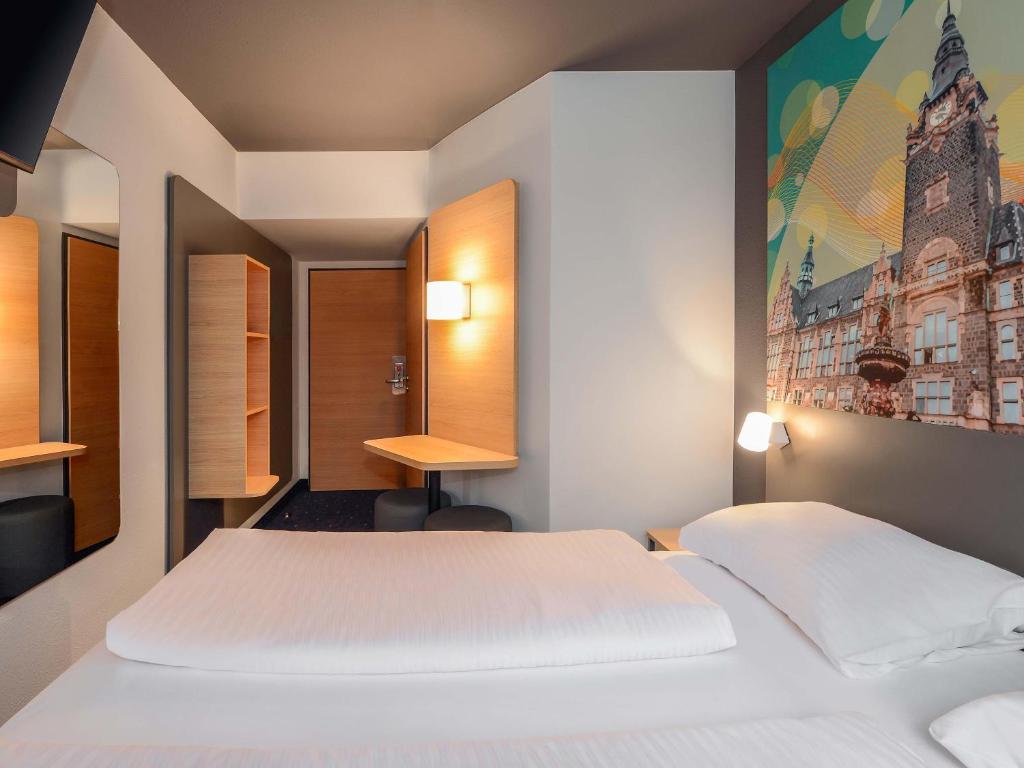 Кровать или кровати в номере B&B HOTEL Wuppertal-Oberbarmen