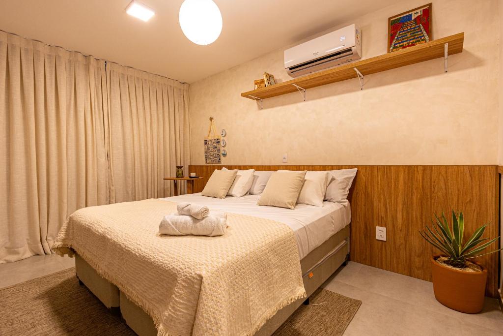 una camera da letto con un letto e un asciugamano sopra di Lapa 801 a Rio de Janeiro