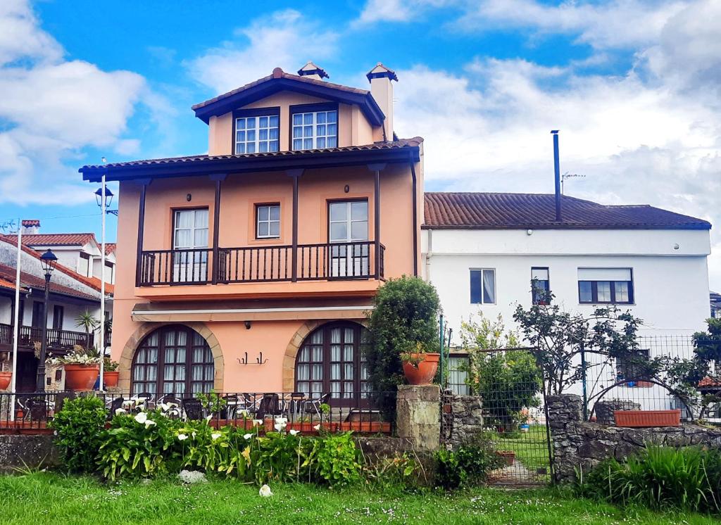 Una casa grande con un balcón en la parte superior. en Hotel Rural en Escalante Las Solanas, en Escalante
