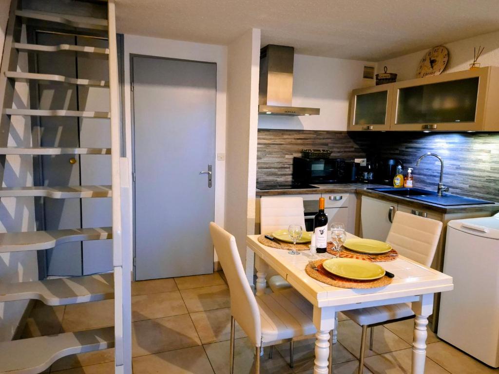 Кухня или мини-кухня в Grand appart proche des plages Parking privé
