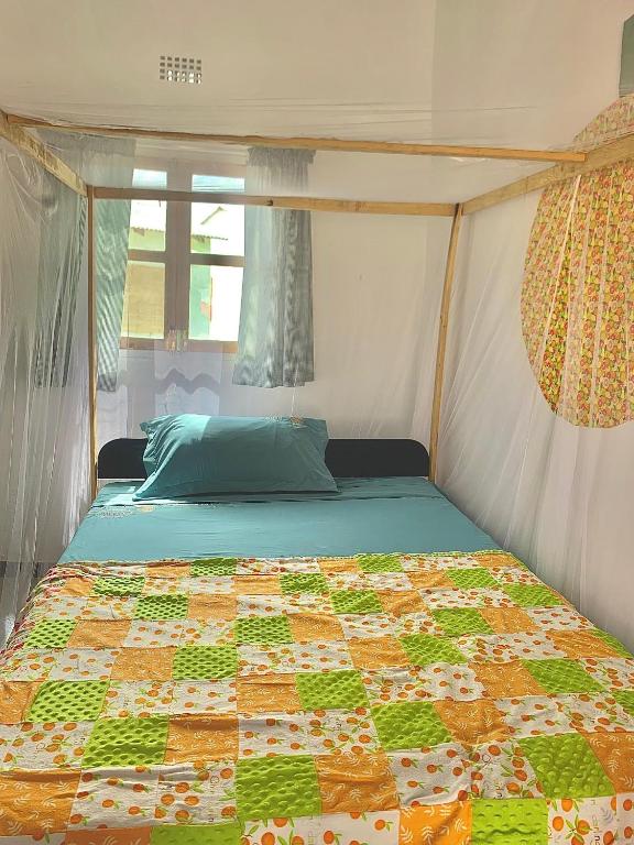 Cape MaclearChipatso的帐篷内的一张床铺,上面有被子