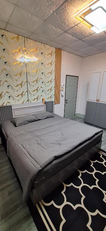 Un dormitorio con una cama grande en una habitación. en Minny house Home stay, en Ban Komo Sip Paet