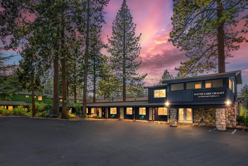 een huis in het bos met een zonsondergang bij South Lake Chalet by Heavenly in South Lake Tahoe