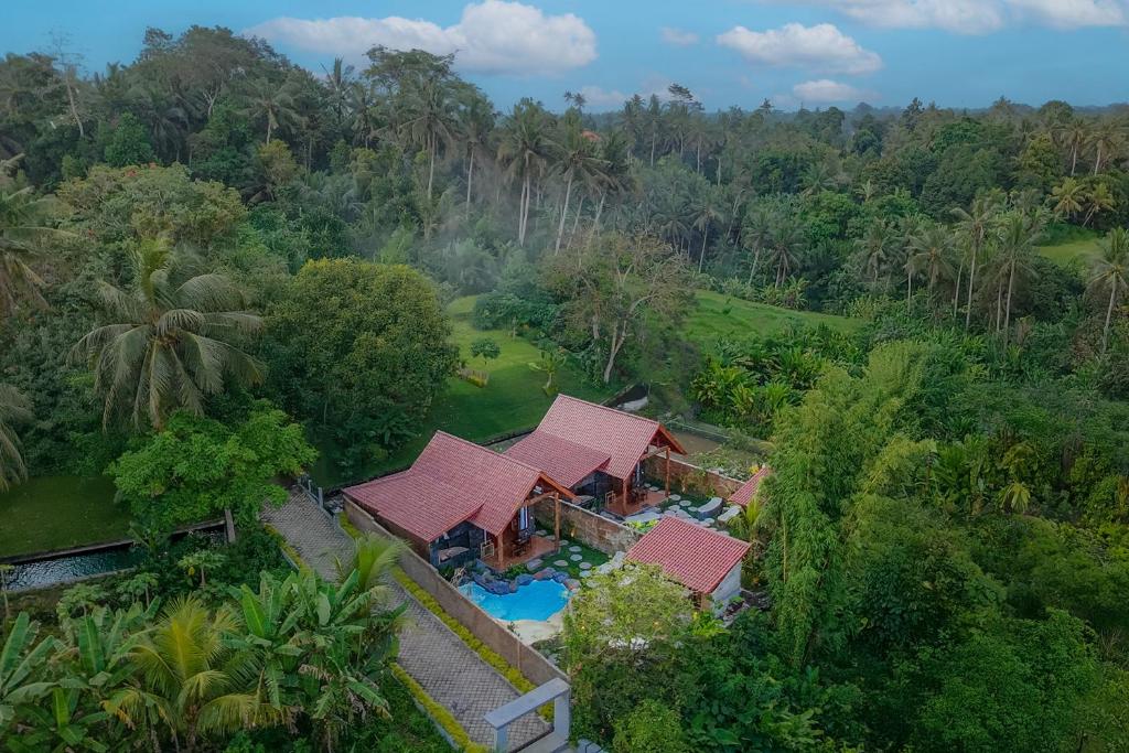 eine Luftaufnahme eines Resorts mit Swimmingpool in der Unterkunft Royal Agung Amertha Villa in Bedahulu