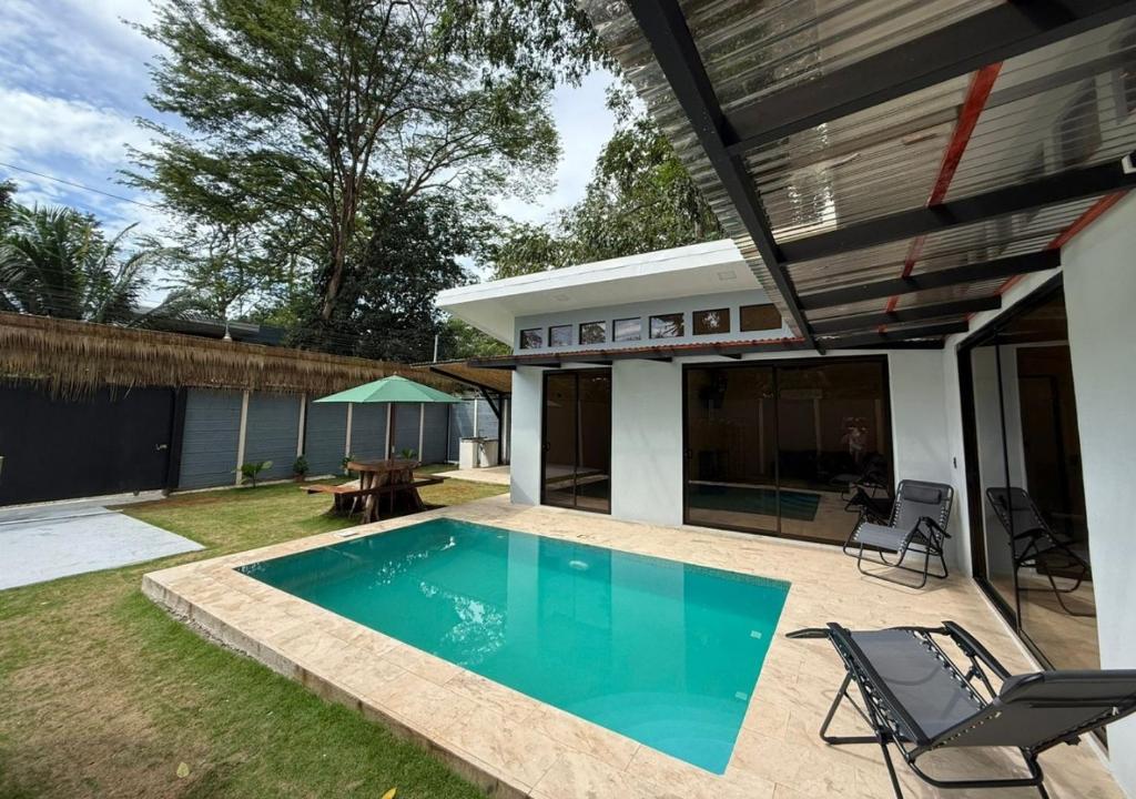 een zwembad in de achtertuin van een huis bij Villa Libe Puerto Viejo in Puerto Viejo