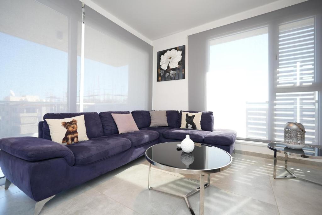 Larnaca Salt Lake Gem, Airy 2 BDRM Apartment في لارنكا: غرفة معيشة مع أريكة أرجوانية وطاولة