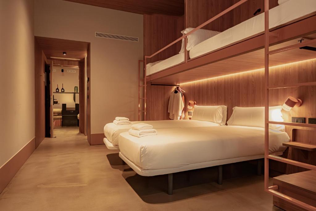 1 Schlafzimmer mit 2 Etagenbetten und einem Flur in der Unterkunft CASA ROMA Hostel Boutique in Tarragona