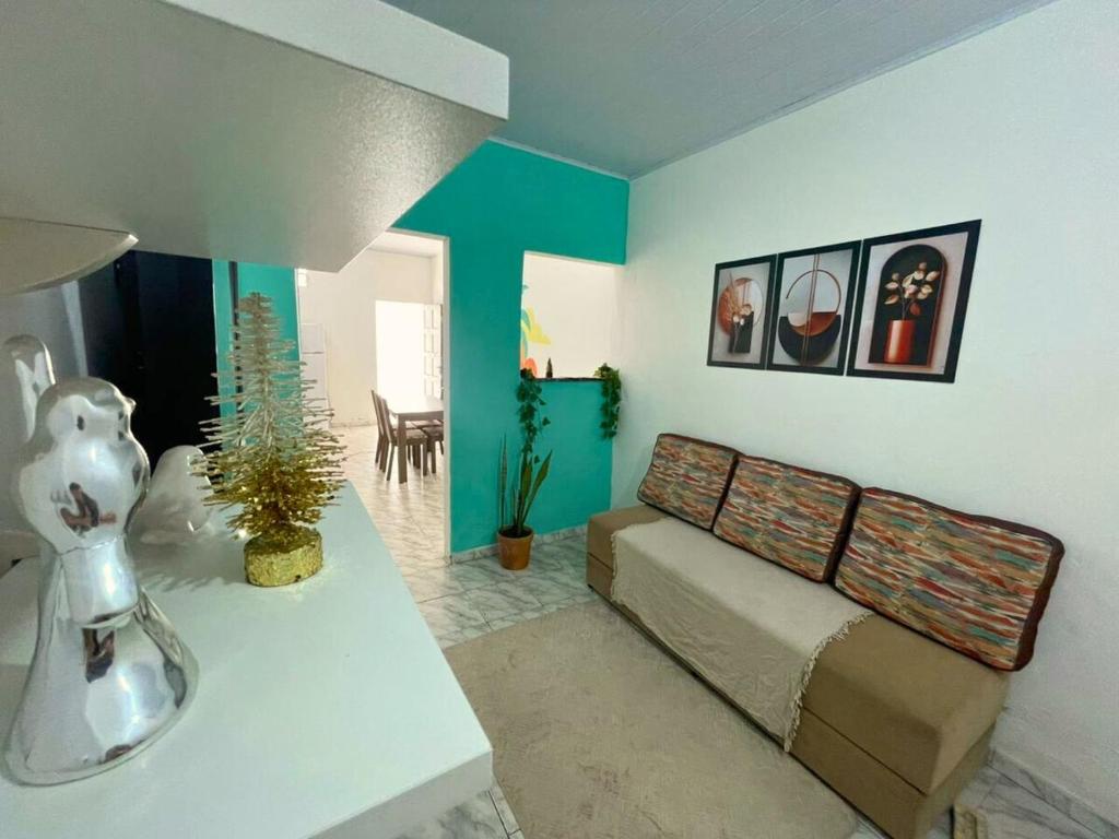 een woonkamer met een bank en een tafel bij AeroSol Espaço Inteiro - Casa in Aracaju