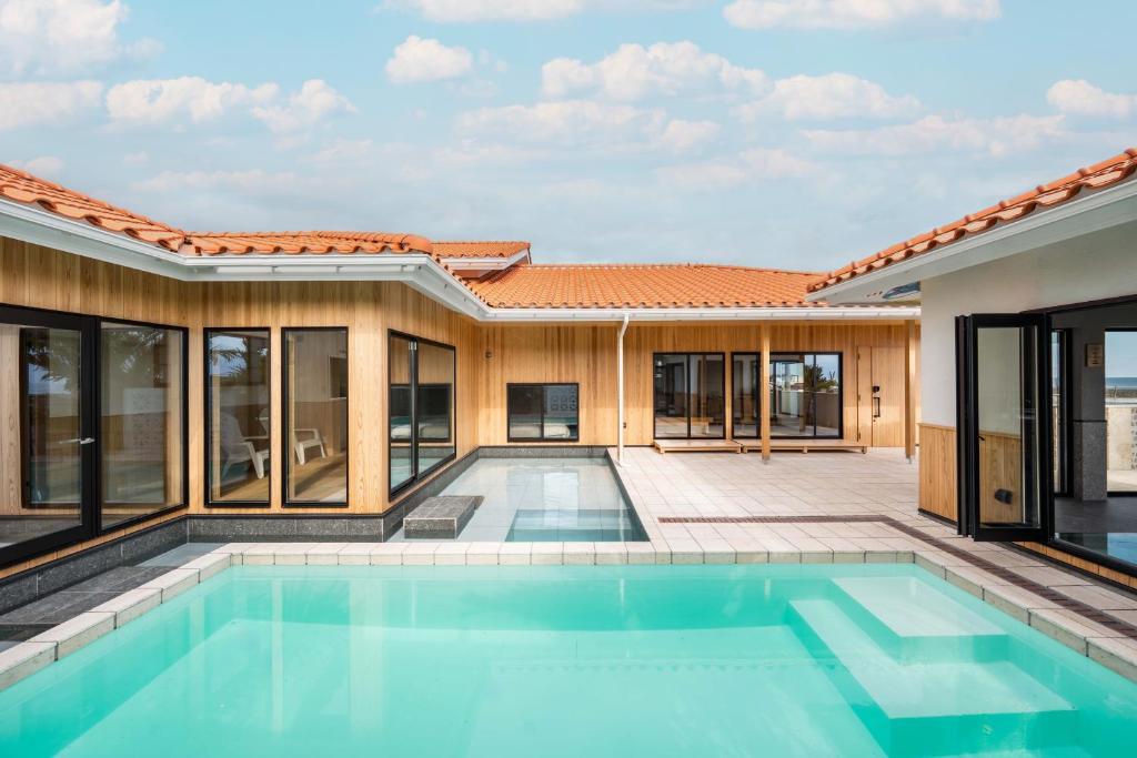 a swimming pool in the backyard of a house at 蒼望楼 in Kamogawa