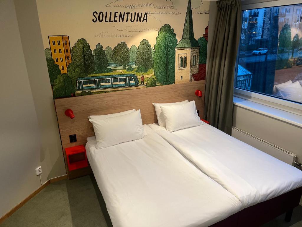 Un dormitorio con una cama blanca grande y una ventana en Good Morning Sollentuna, en Sollentuna