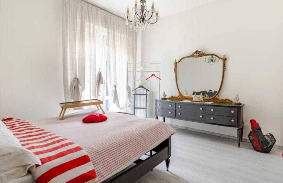 een slaapkamer met een bed, een ladekast en een spiegel bij Ca`del Fuin in Seregno