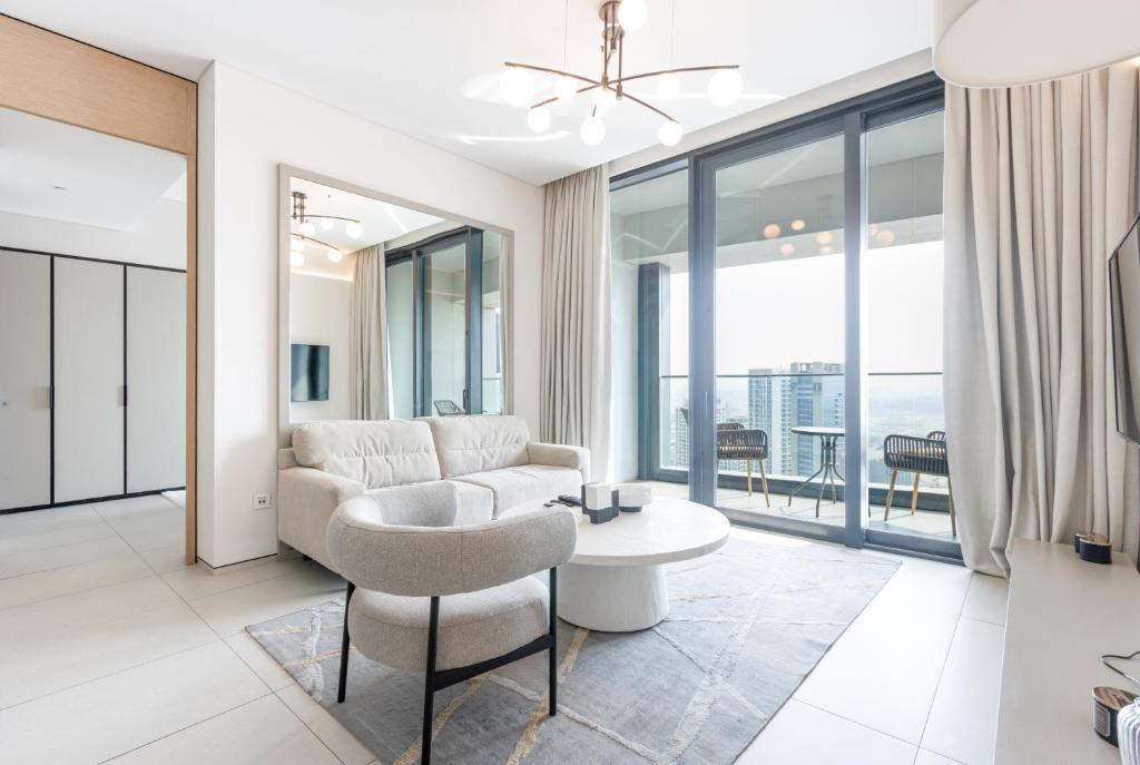 Et opholdsområde på Prime 1BR with Marina Views and Beach Access