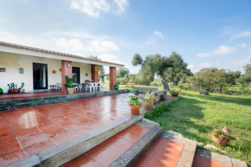 an external view of a house with a garden at Villa Ada in Cozze