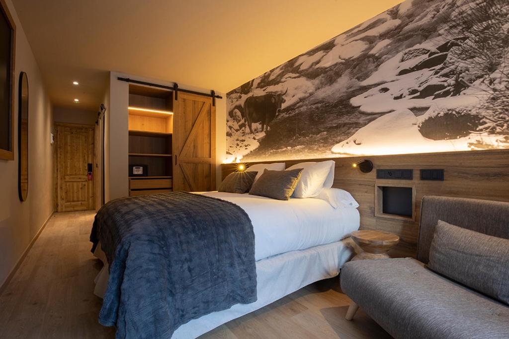 エル・タルテルにあるHotel del Tarterの大きなベッドとソファのある寝室