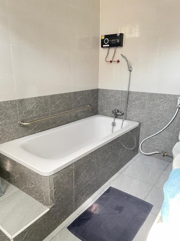 une baignoire dans une salle de bain avec douche dans l'établissement Small home, à Ban Khlong Hok Wa
