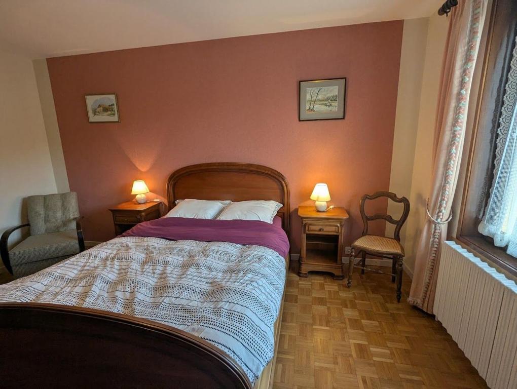 Chambre d'hôtes à Vecoux في Vecoux: غرفة نوم بسرير وكرسيين ومصباحين