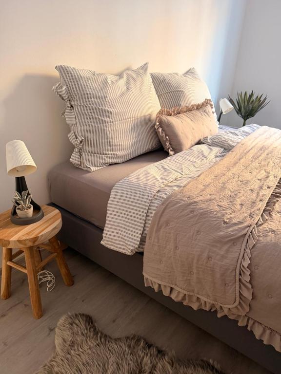 Un pat sau paturi într-o cameră la Apartmány Loučky