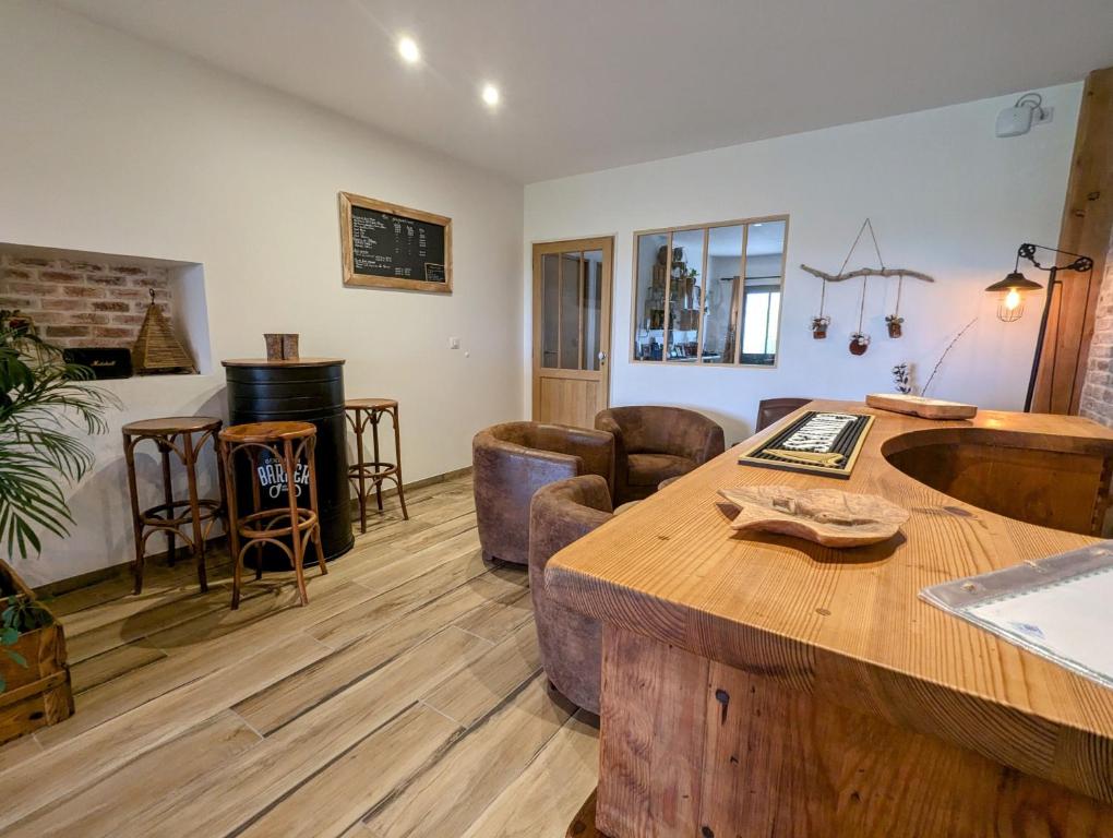sala de estar con mesa de madera y cocina en Chambre "Belle Etoile" Les Jardins de la Tuilerie, en Faverolles