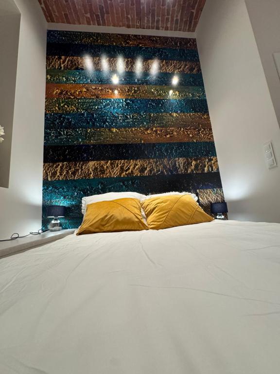 una camera da letto con un letto e una parete con luci di Old Town Pomorska Luxury Apartment a Breslavia