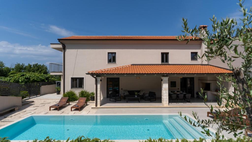 Modern villa Molindrio with pool in Porec