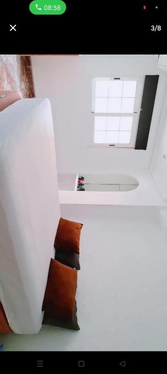 Cette chambre avec vue dispose d'une fenêtre et d'un canapé. dans l'établissement Piso, à Valence