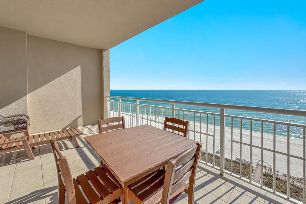 un tavolo e delle sedie su un balcone con vista sull'oceano di Indigo Unit 903W a Perdido Key