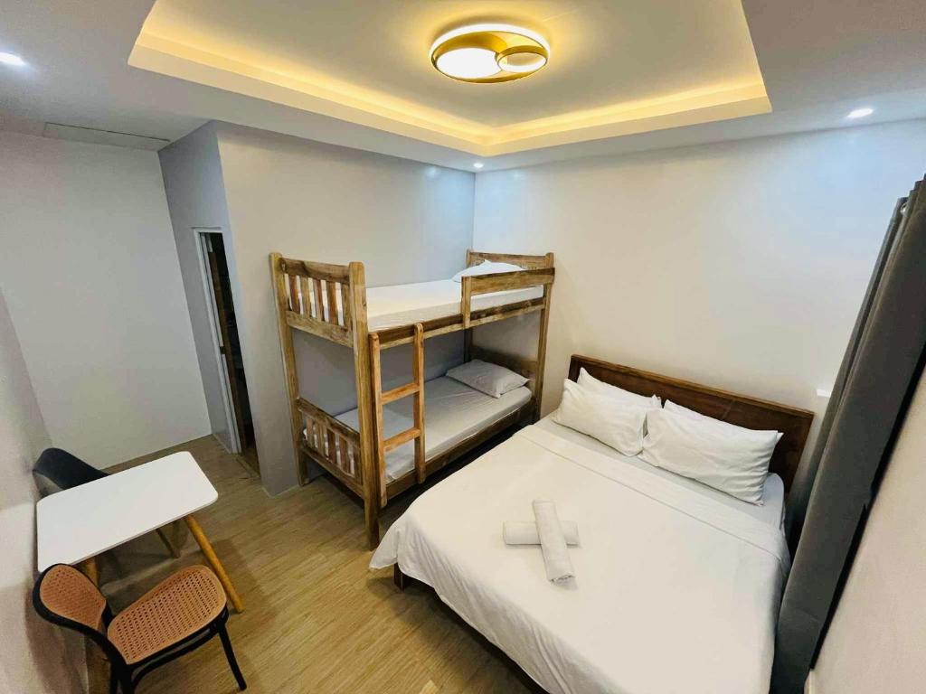 Een bed of bedden in een kamer bij Aladdin's Guest House