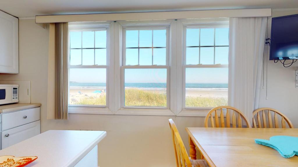 Кухня или мини-кухня в Cottages by the Sea #1
