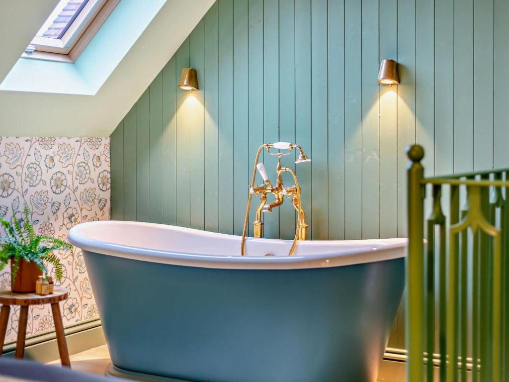 Et badeværelse på 1 Bed in Alton oc-95761